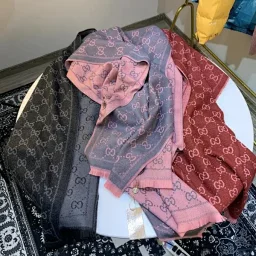 thumbnail for 公司货全清！古家爽G羊绒双面两用长款提花围巾 65%山羊绒  赠手提袋