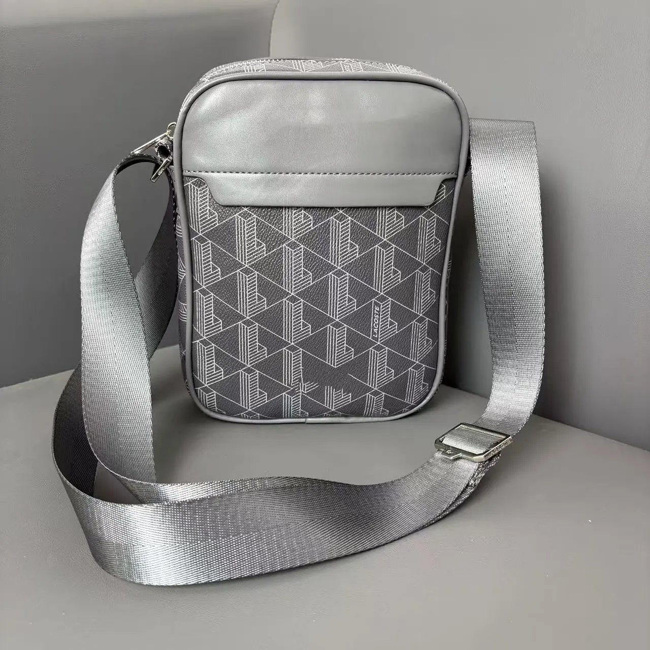 灰色【印花竖版斜跨包】