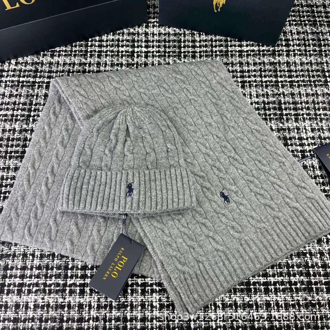 A twopiece set of retro British scarf and hat 3