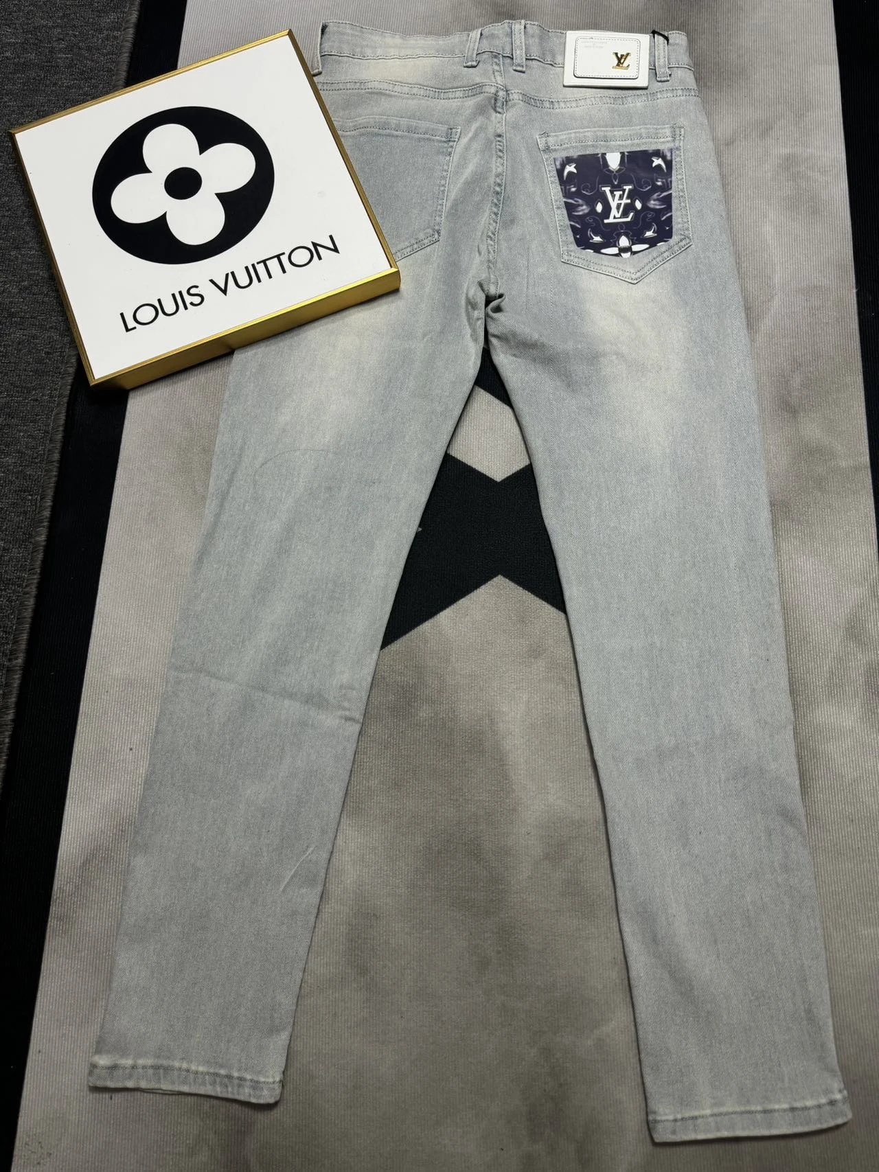 Louis Vuitton Jeans Straight-Leg Logo-Patch — 9