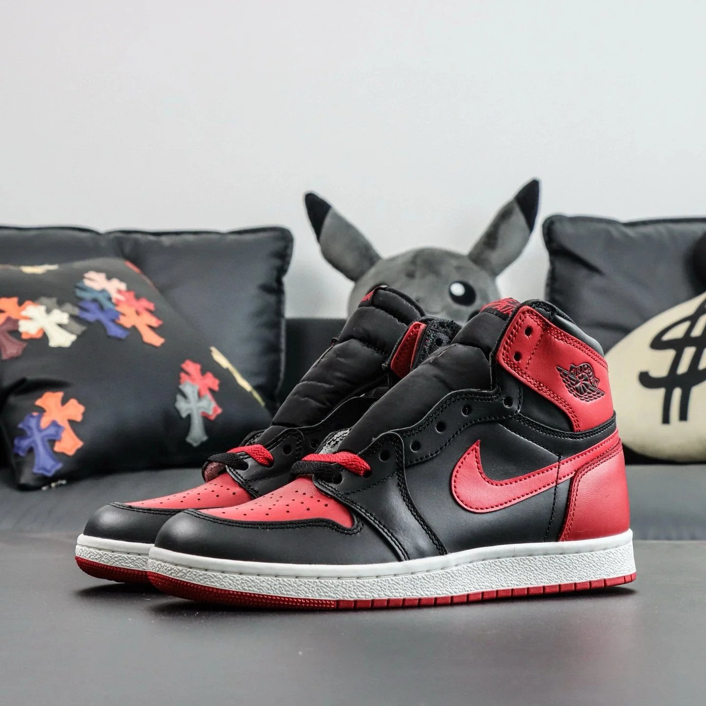 DG version J1 High'85 'Bred' banned wearing black and red