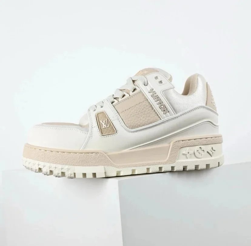 Louis Vuitton Sneakers Rhinestone-embellished low-top — 28
