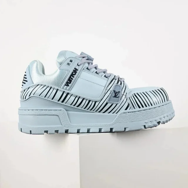 Louis Vuitton Sneakers Rhinestone-embellished low-top product detail image 3