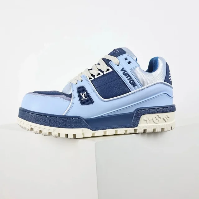 Louis Vuitton Sneakers Rhinestone-embellished low-top product detail image 22
