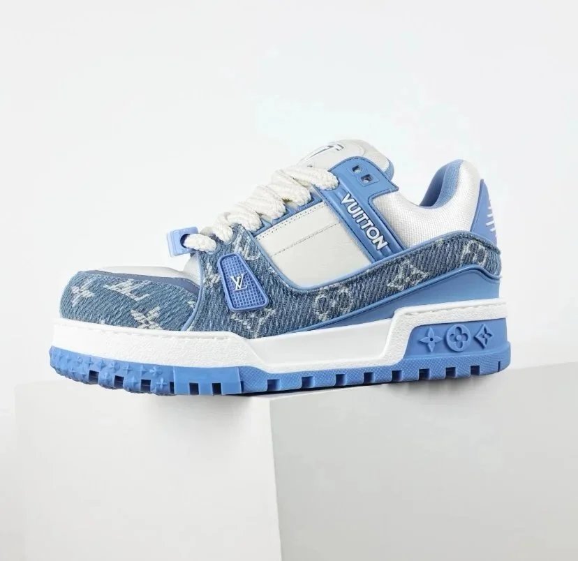 Louis Vuitton Sneakers Rhinestone-embellished low-top — 29