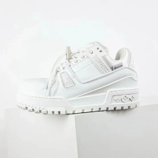Louis Vuitton Sneakers Rhinestone-embellished low-top product detail image 4