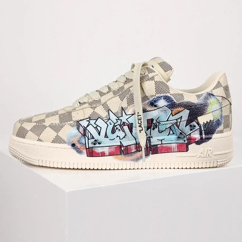 Louis Vuitton Sneakers Low-top monogram — Brown graffiti