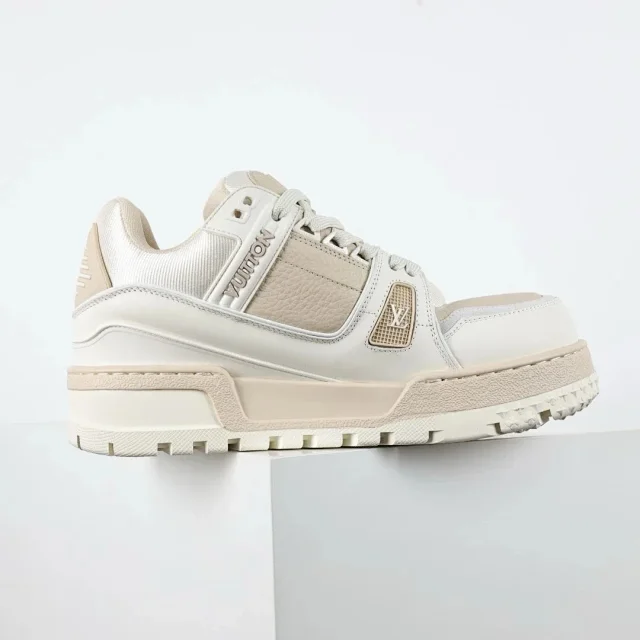 Louis Vuitton Sneakers Rhinestone-embellished low-top product detail image 11