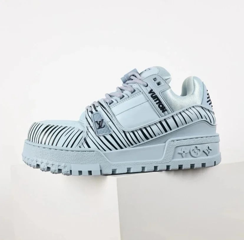 Louis Vuitton Sneakers Rhinestone-embellished low-top — 25