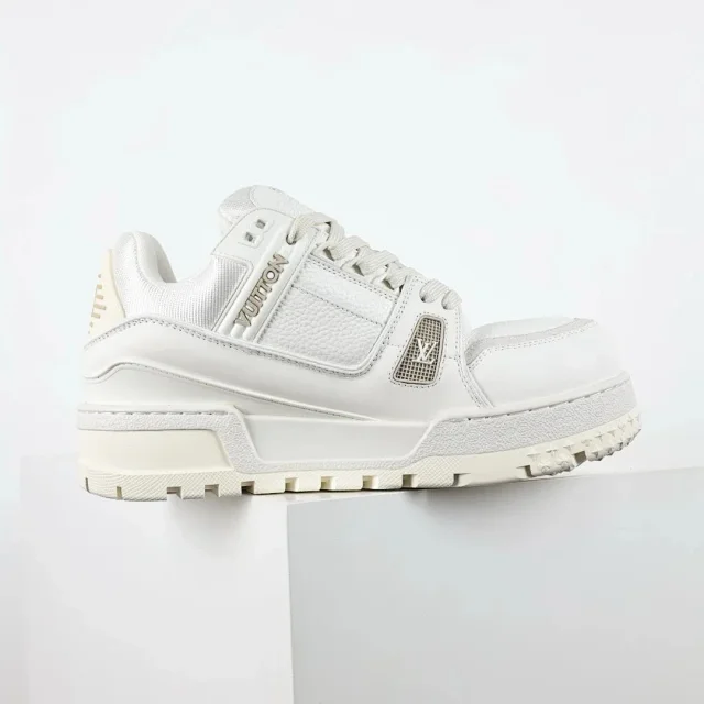 Louis Vuitton Sneakers Rhinestone-embellished low-top product detail image 21
