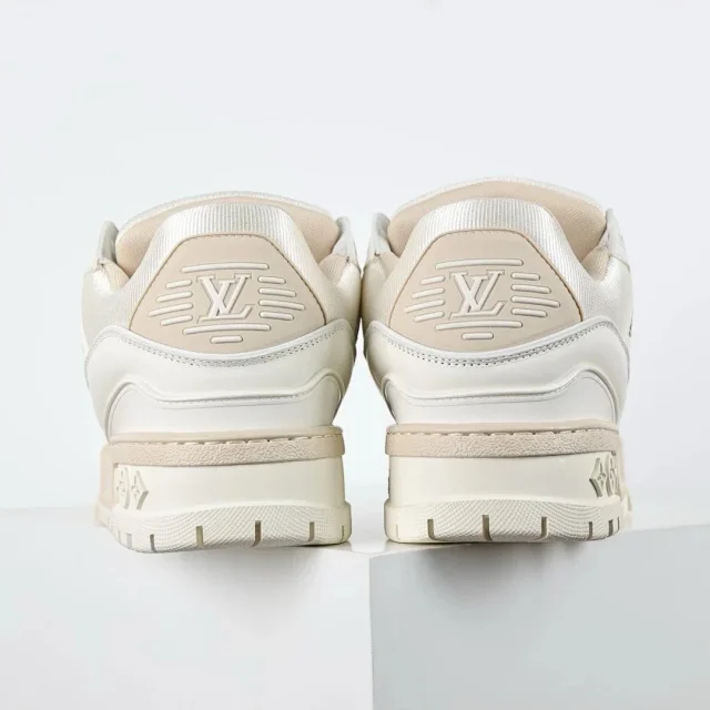 Louis Vuitton Sneakers Rhinestone-embellished low-top product detail image 12