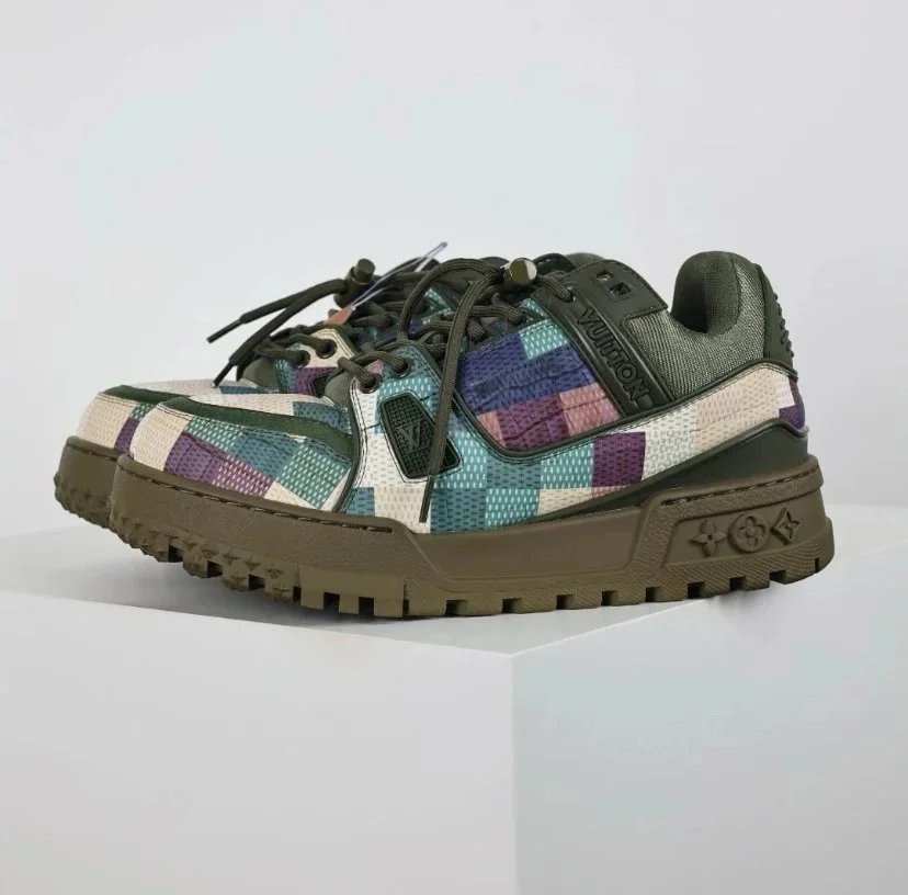 Louis Vuitton Sneakers Rhinestone-embellished low-top — 15
