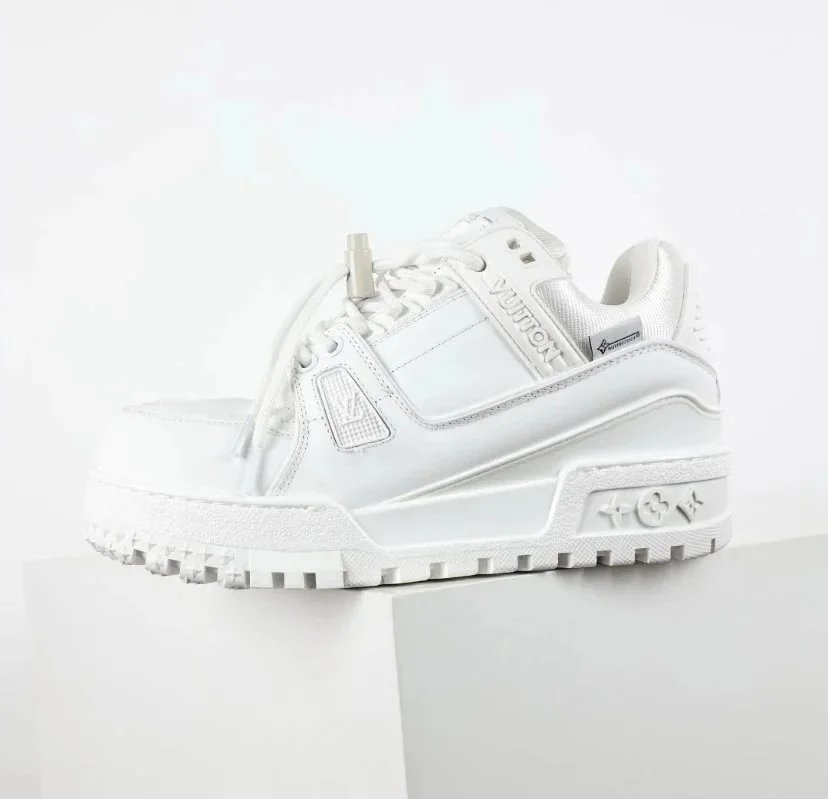 Louis Vuitton Sneakers Rhinestone-embellished low-top — 26