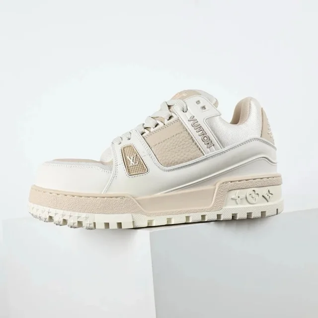 Louis Vuitton Sneakers Rhinestone-embellished low-top product detail image 10