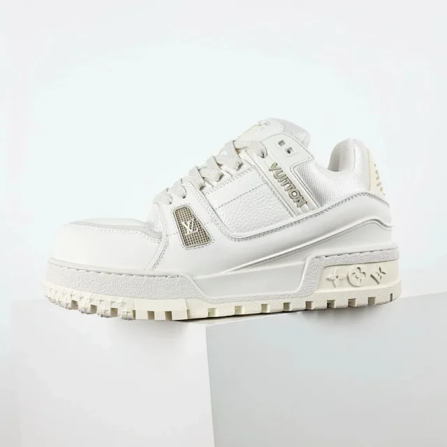 Louis Vuitton Sneakers Rhinestone-embellished low-top product detail image 19