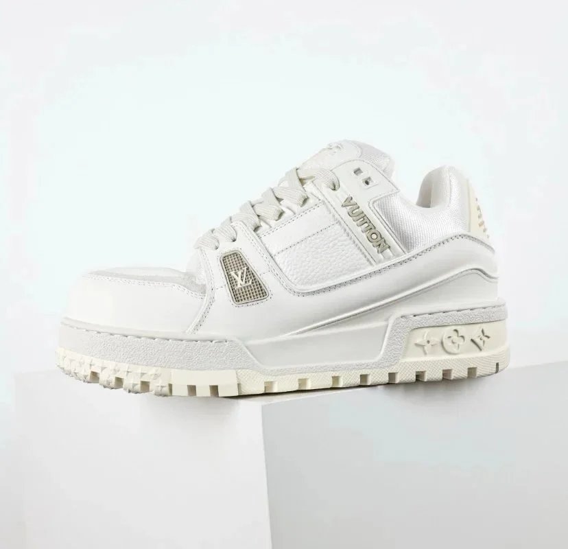 Louis Vuitton Sneakers Rhinestone-embellished low-top — 31