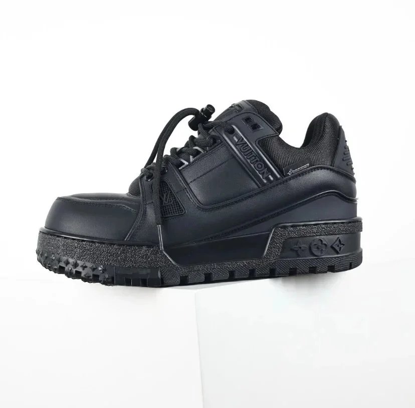 Louis Vuitton Sneakers Rhinestone-embellished low-top — 34