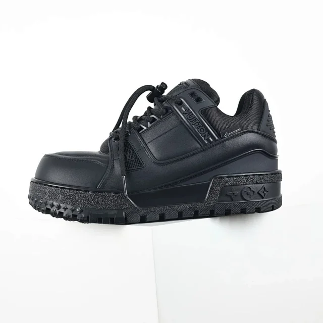 Louis Vuitton Sneakers Rhinestone-embellished low-top product detail image 30