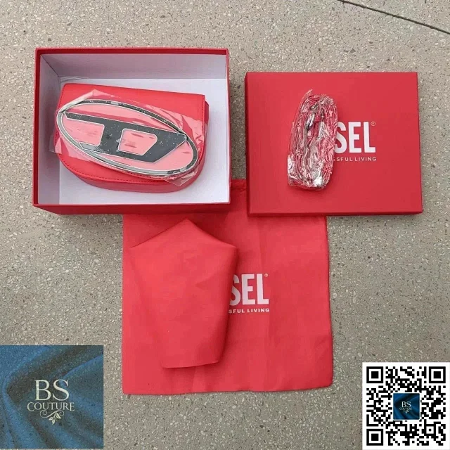 Diesel Crossbody Bags Oval logo plaque bag product detail image 2