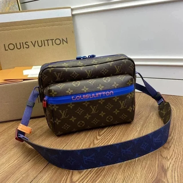 Louis Vuitton Crossbody Bags Monogram zip-front bag product detail image 7