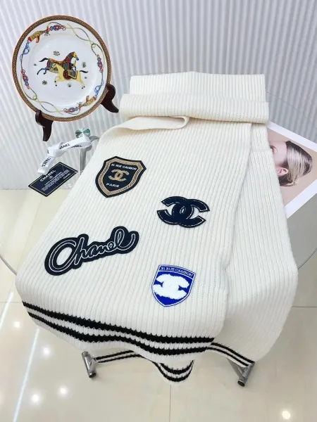 Chanel Knit Skirt with CC Logo Black Scarf - 7