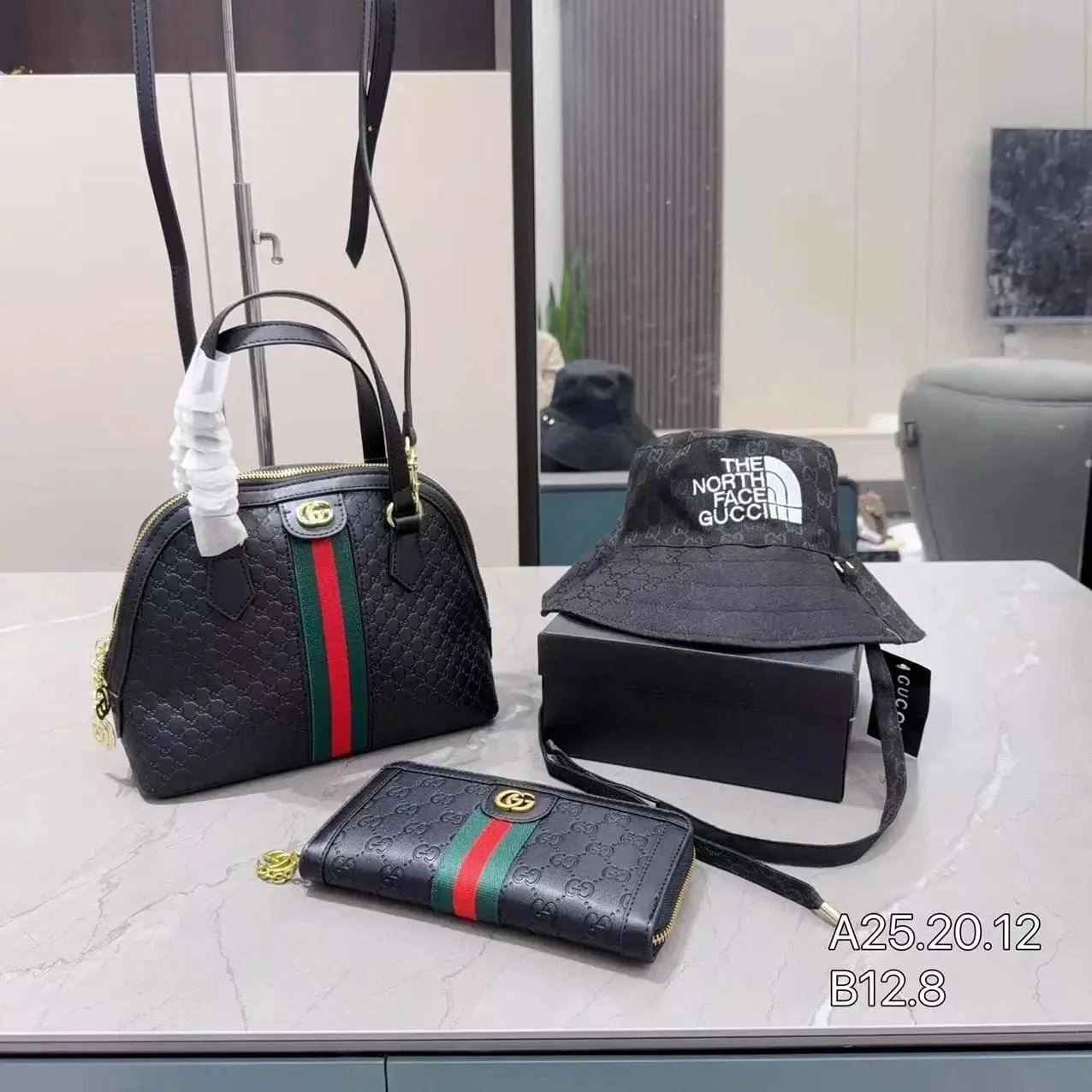 Coach Signature C印花套装：Mini Backpack, Wristlet, and Cardholder in Brown - 9