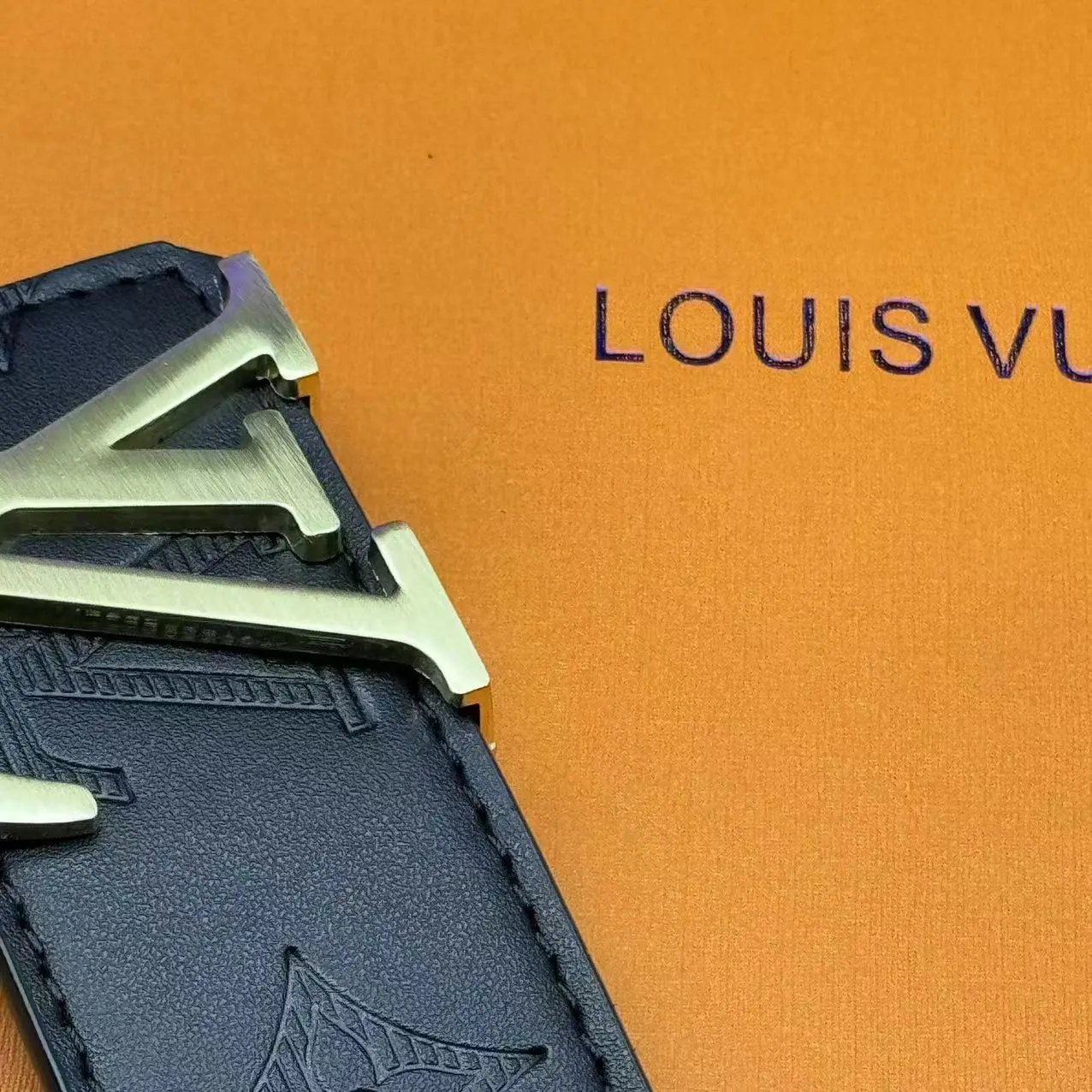 New L Men's Belt Smooth Buckle V-Letter Belt Youth Checkered Pants Belt Casual Business Belt DE