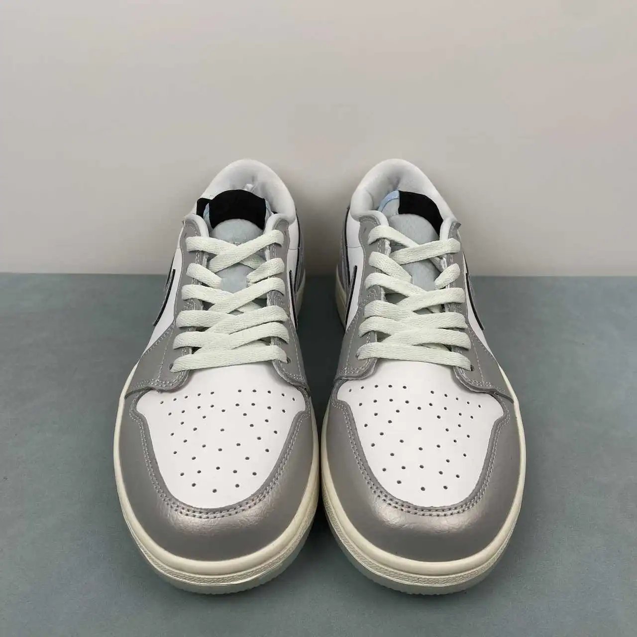 Air Jordan 1 Low HF3144-100 thumbnail 3