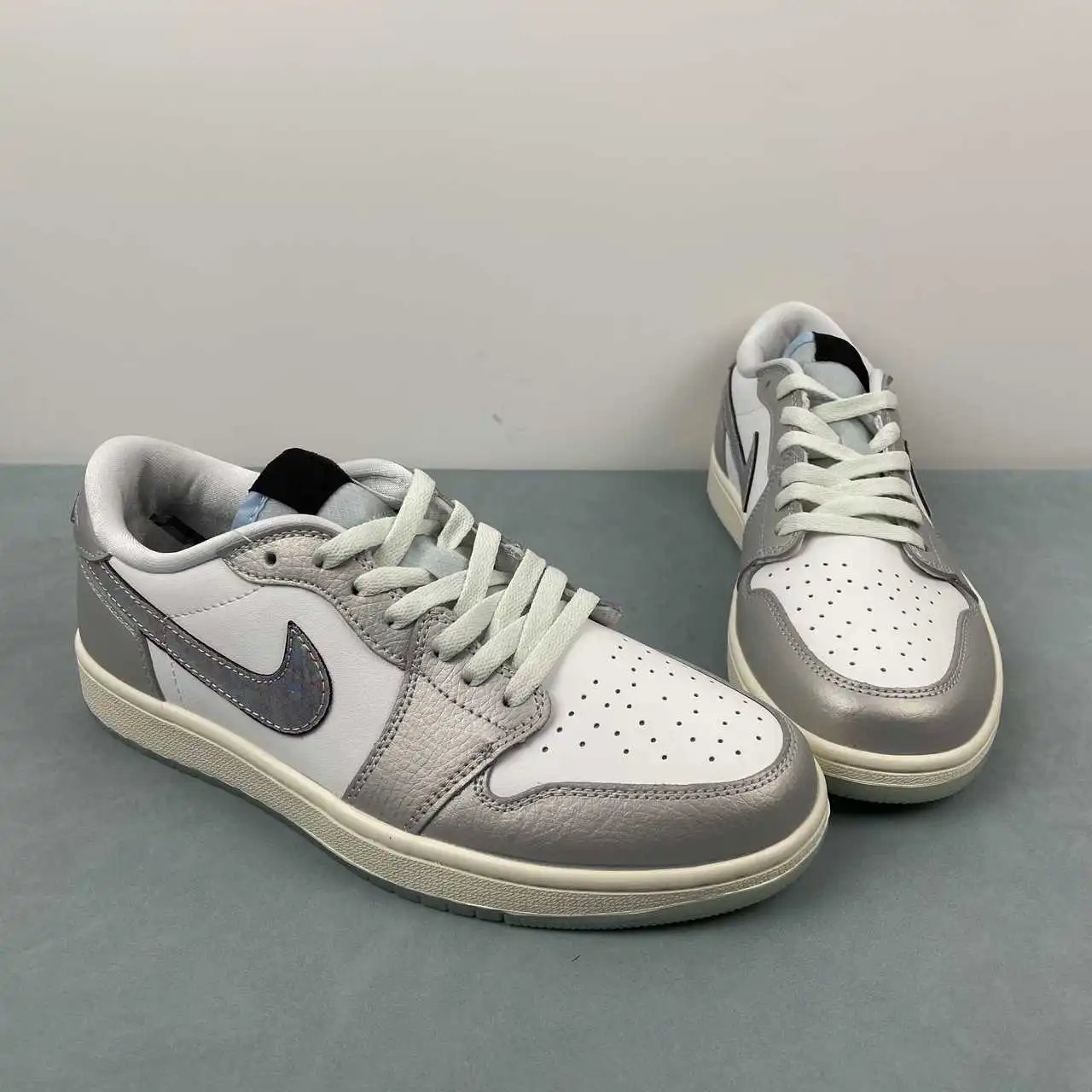 Air Jordan 1 Low HF3144-100 thumbnail 2