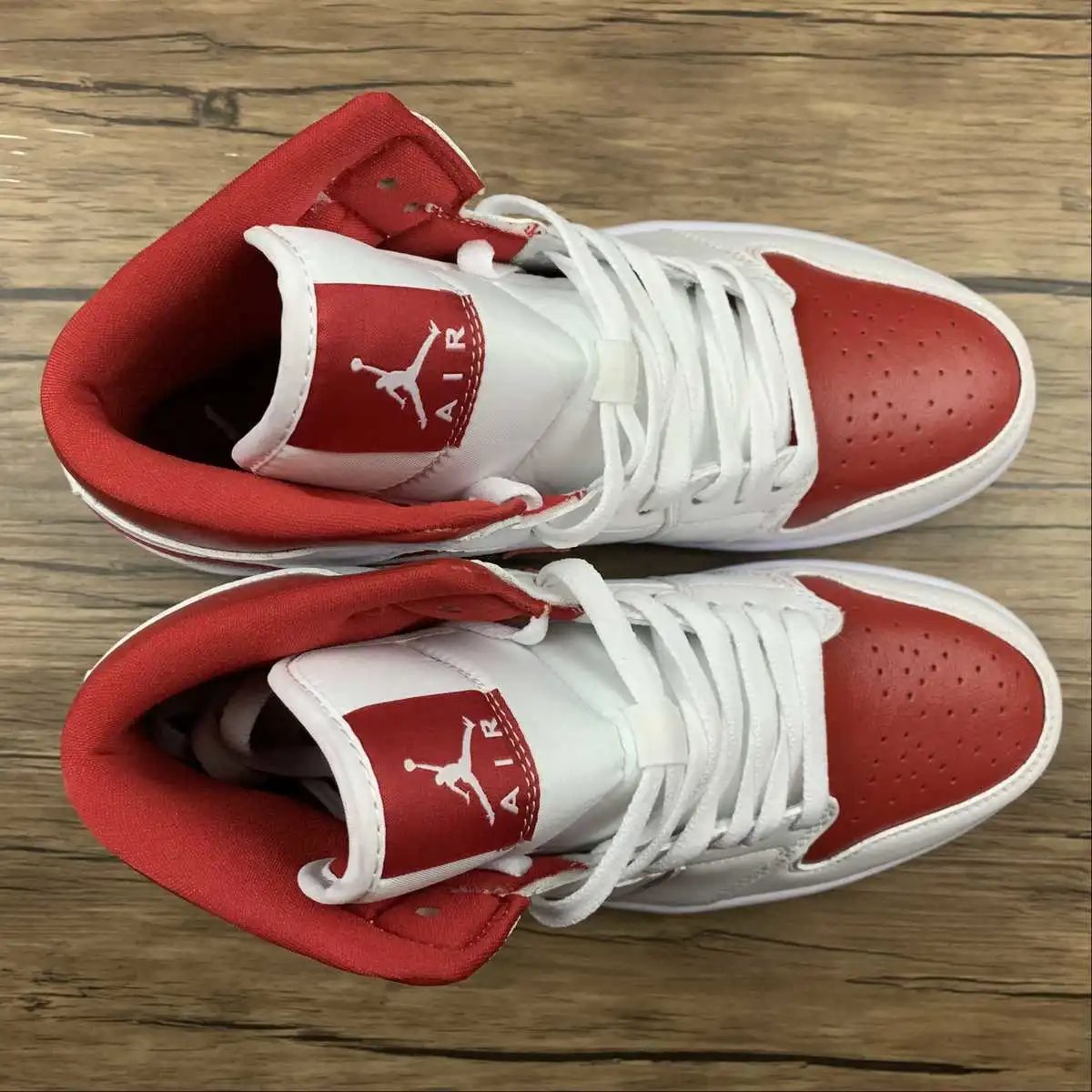 AJ1 Classic Chicago thumbnail 4