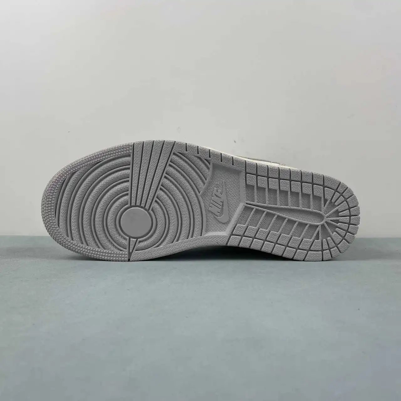 Air Jordan 1 Low DC0774-103 11