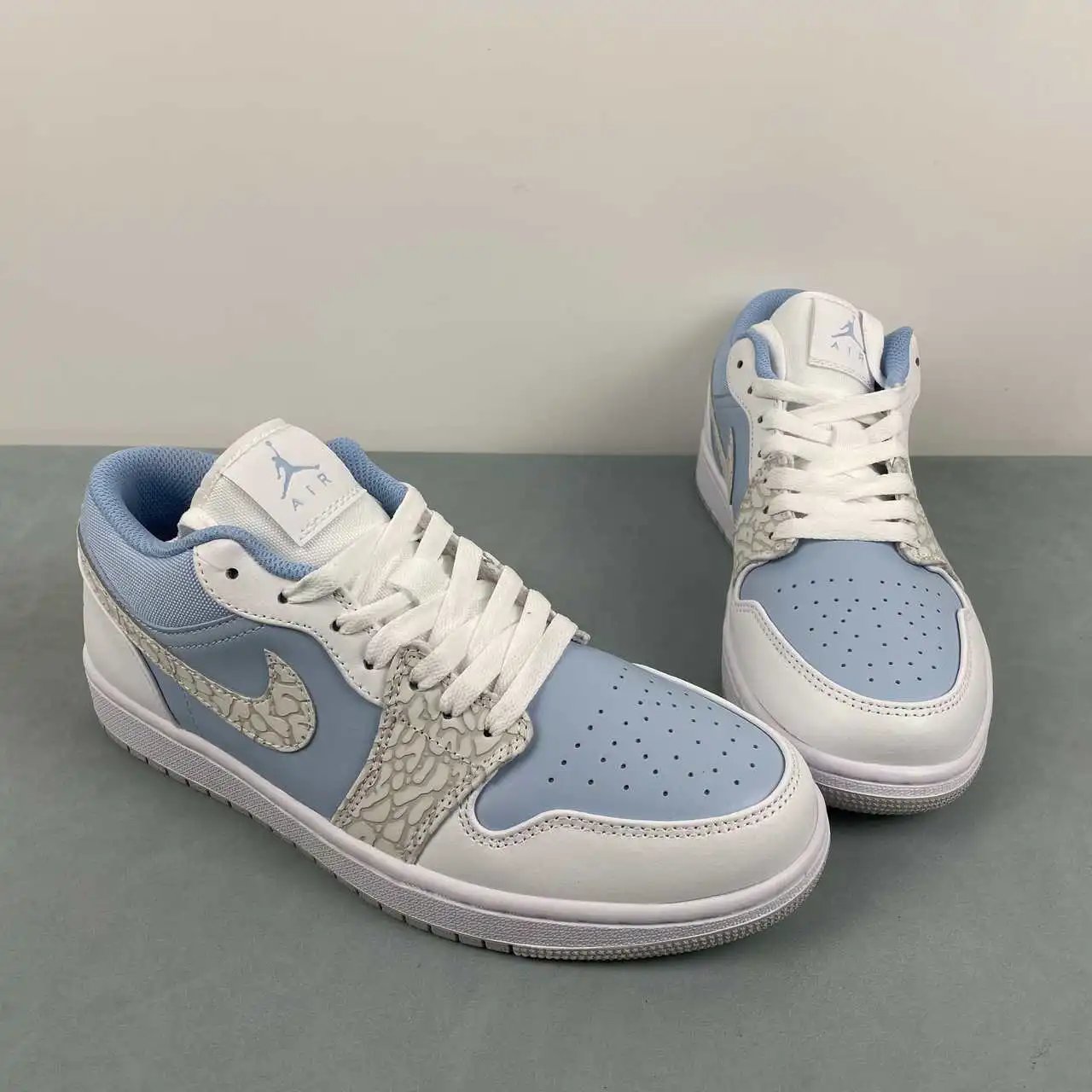 Air Jordan 1 Low IB7692-400 thumbnail 2