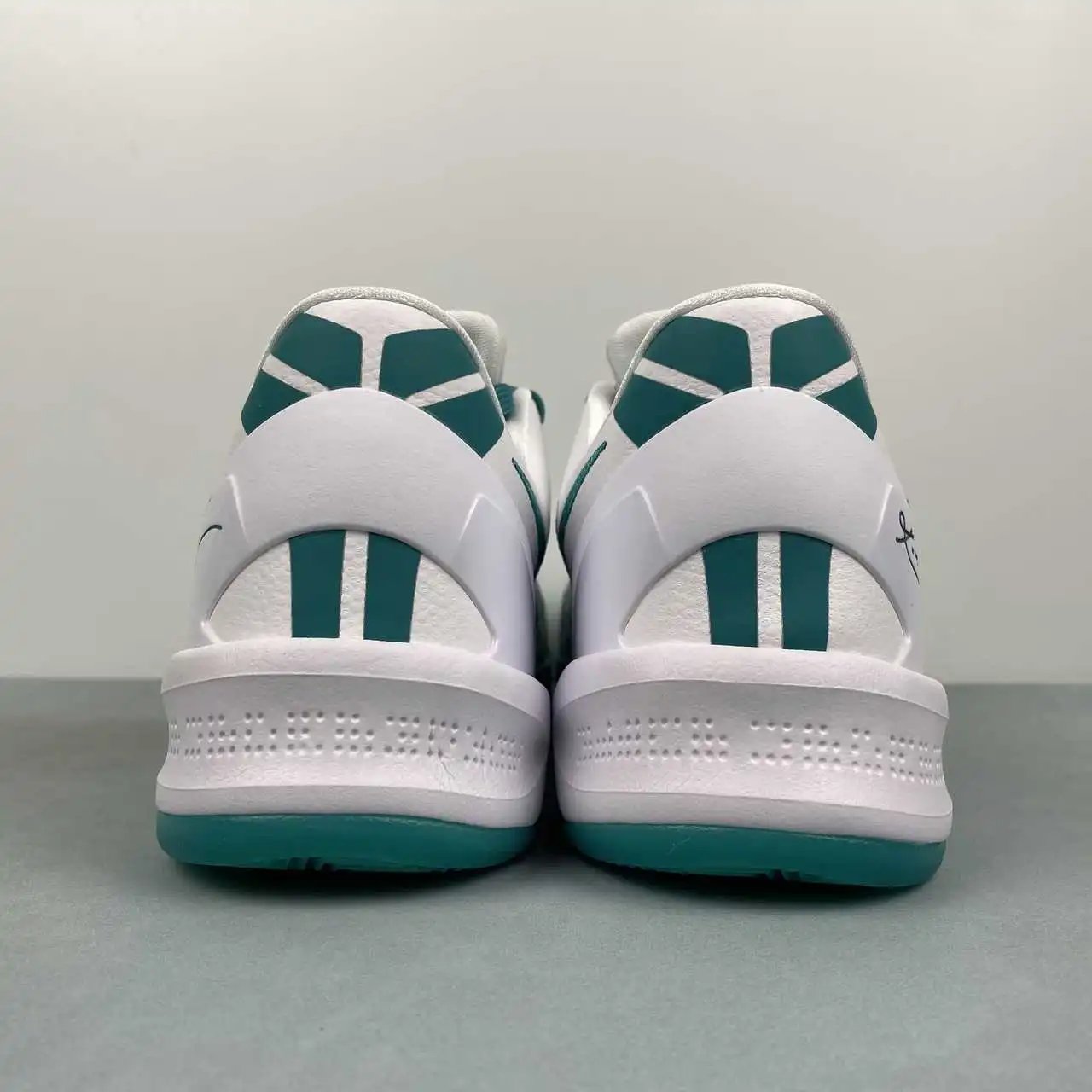 Nike Kobe FQ3549-101 thumbnail 3