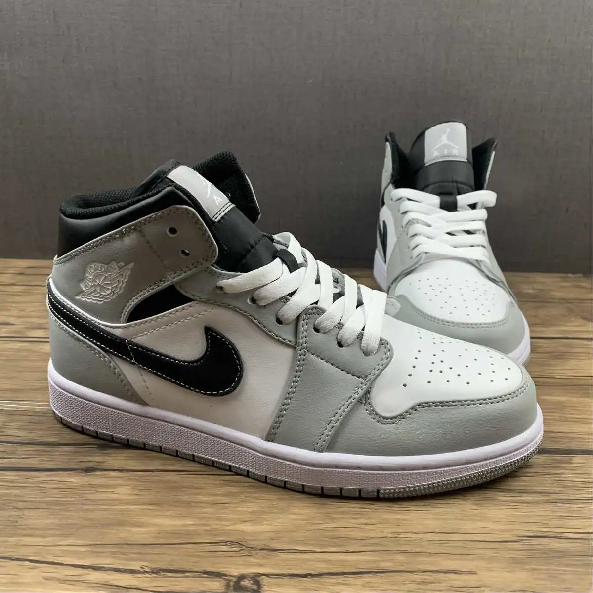 AJ1 Mid Smoke Grey thumbnail 2