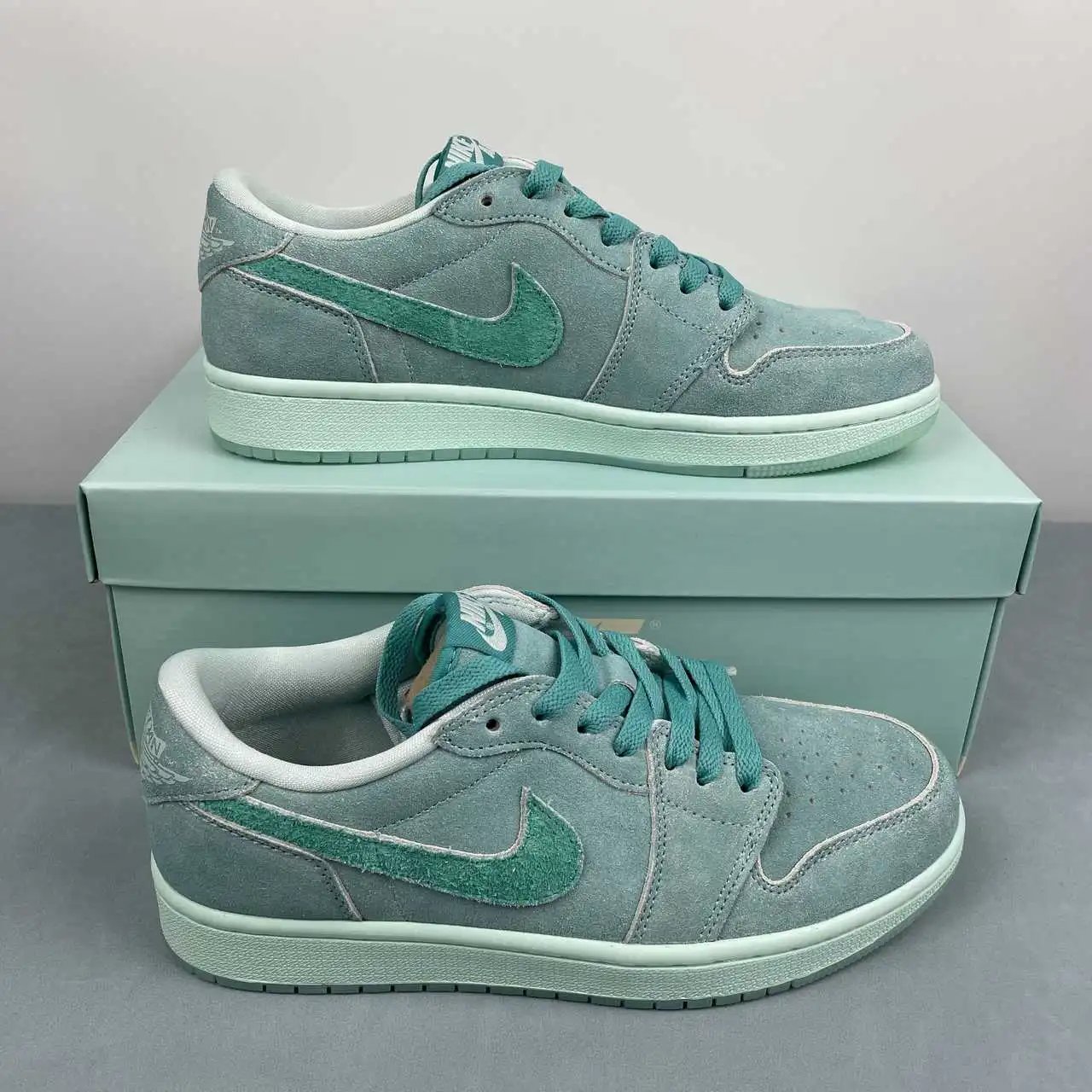 Air Jordan 1 Low HQ8111-300