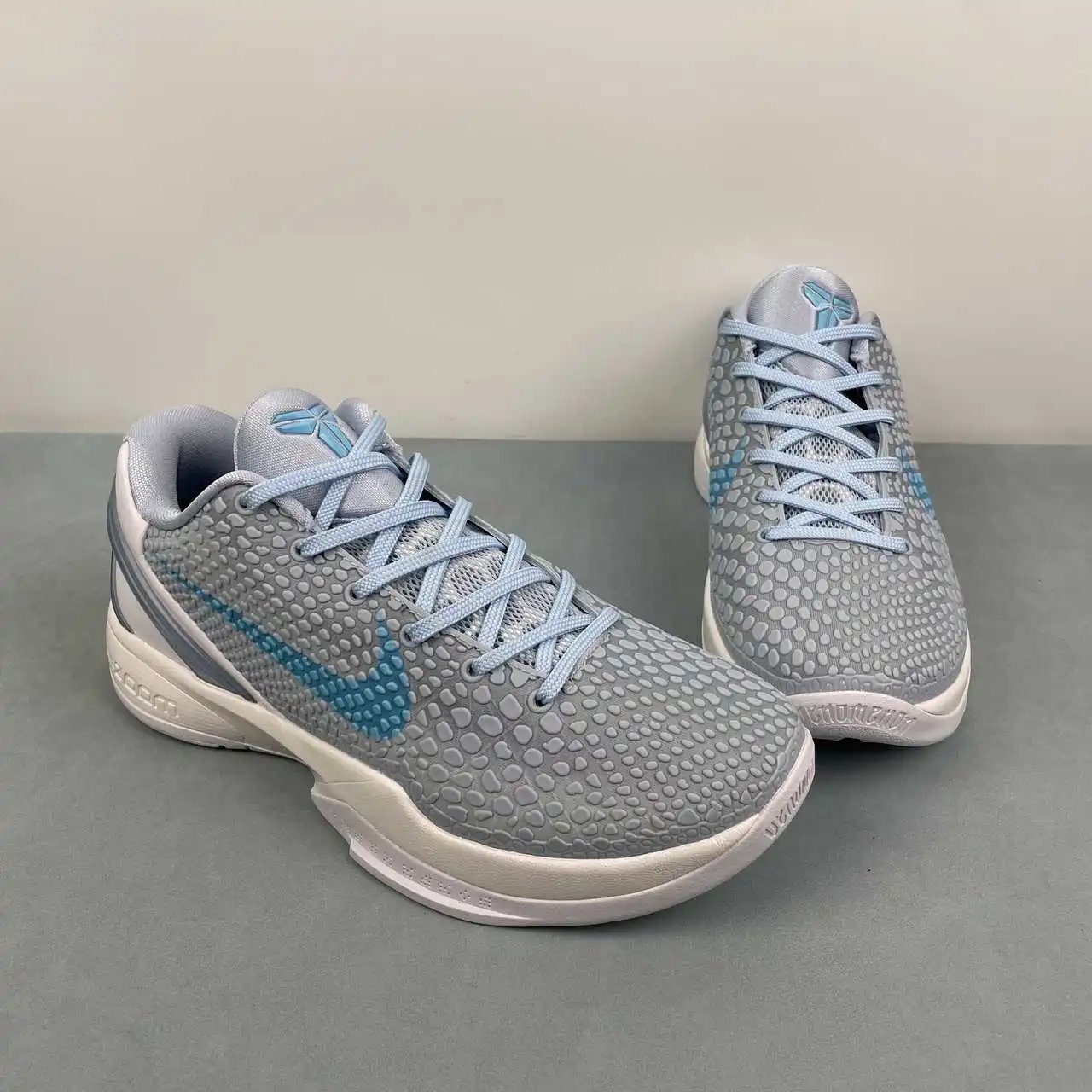 Nike Kobe IO3672-400 thumbnail 2