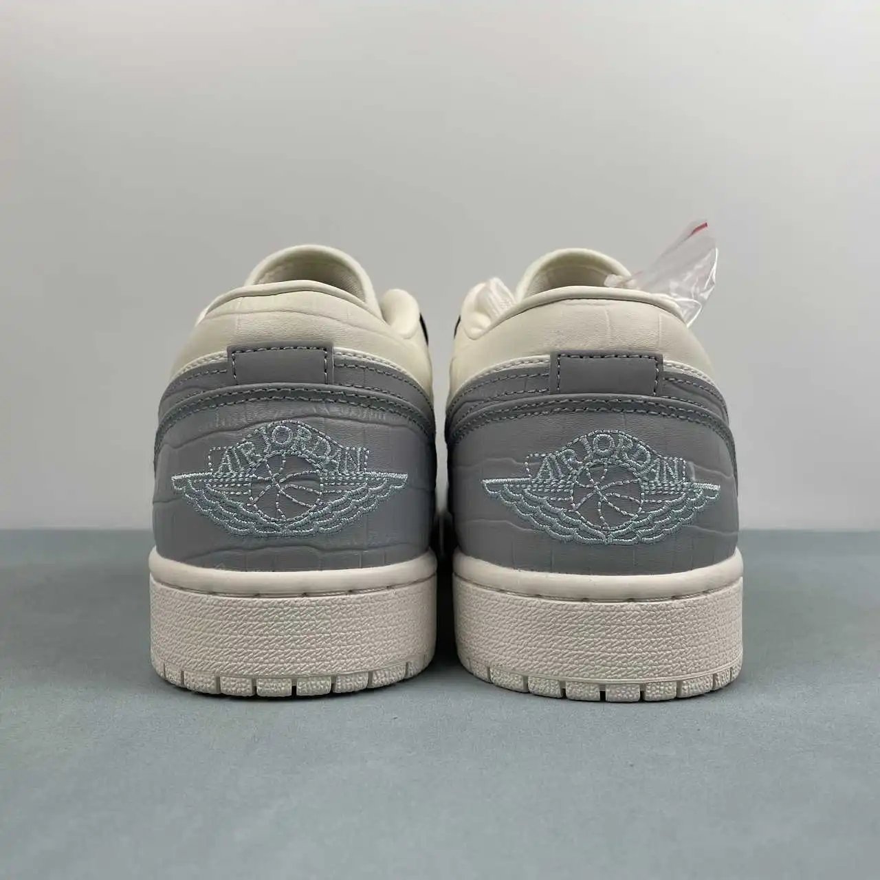 Air Jordan 1 Low IO2242-101 thumbnail 4