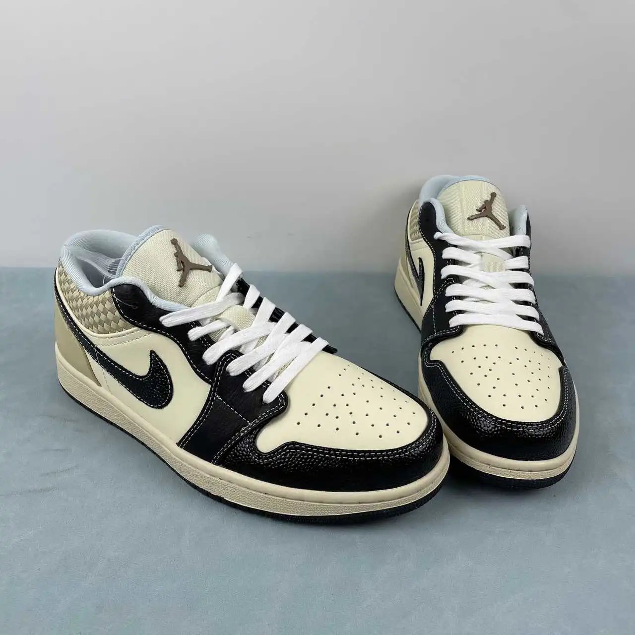 Air Jordan 1 Low HQ3437-101 thumbnail 2