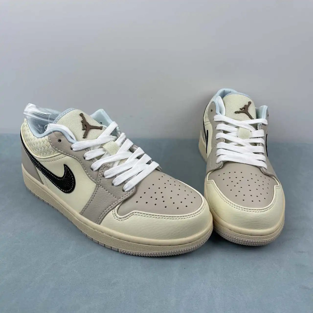 Air Jordan 1 Low HQ3440-101 thumbnail 2
