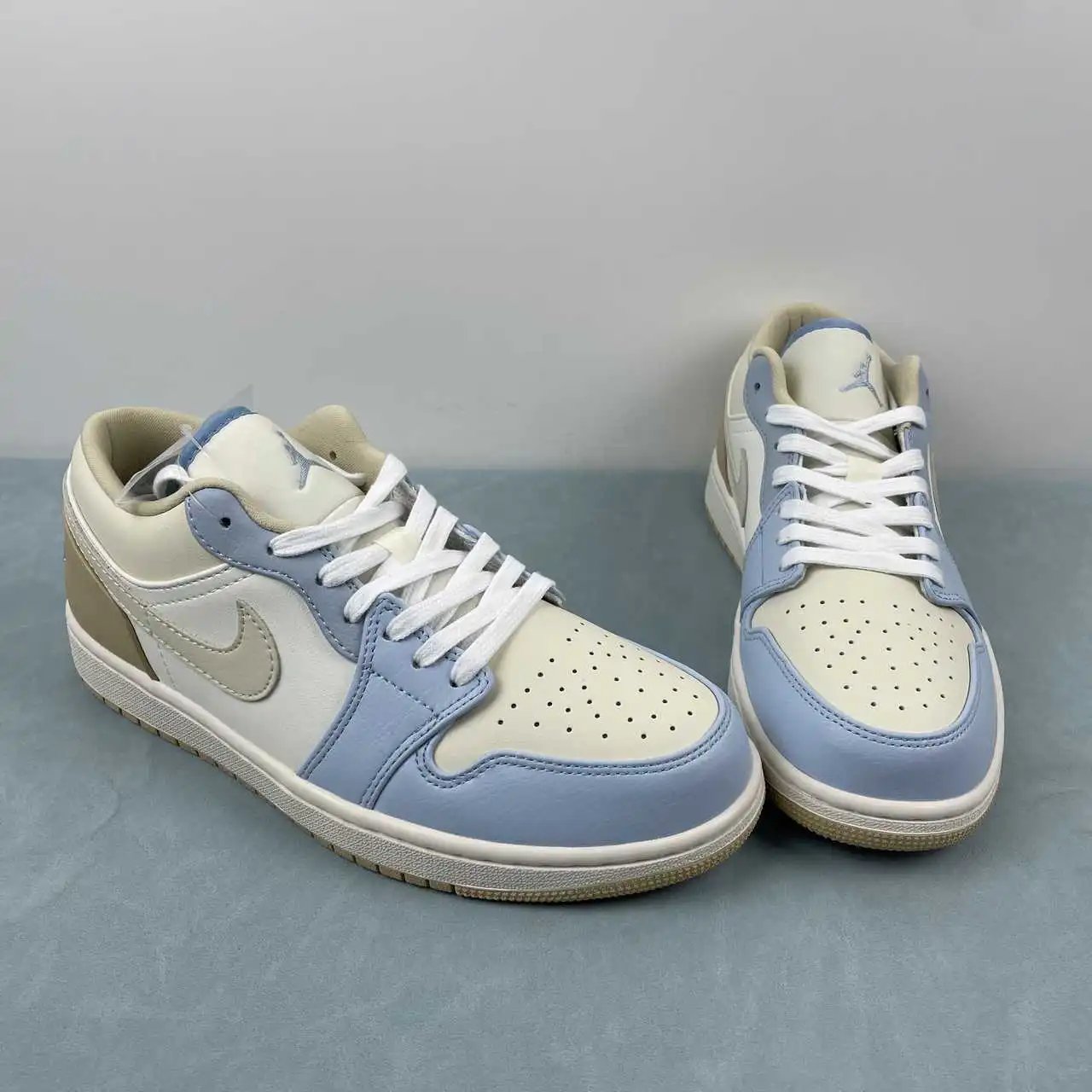 Air Jordan 1 Low HQ4186-111 thumbnail 2