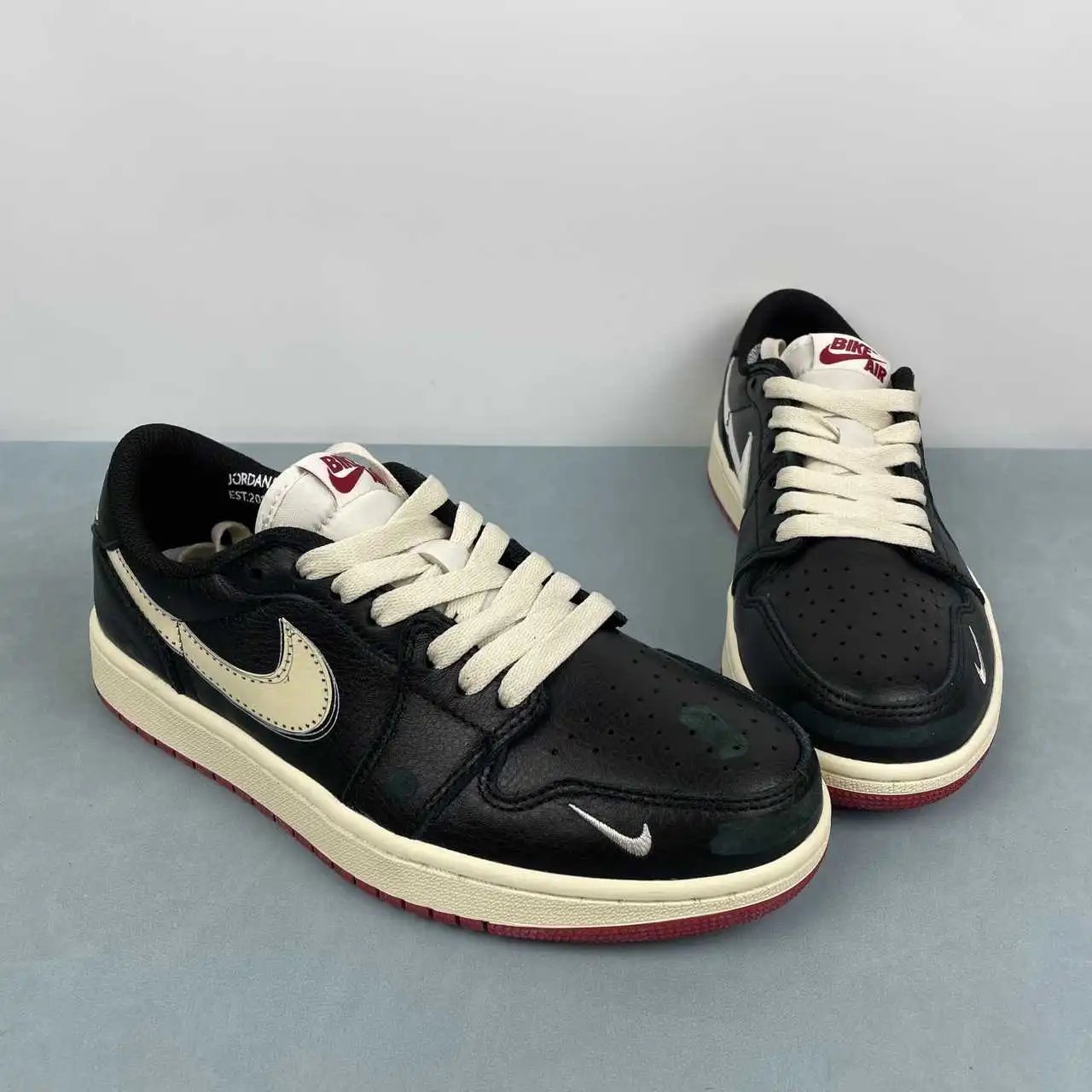 Air Jordan 1 Low IB8958-001 thumbnail 2