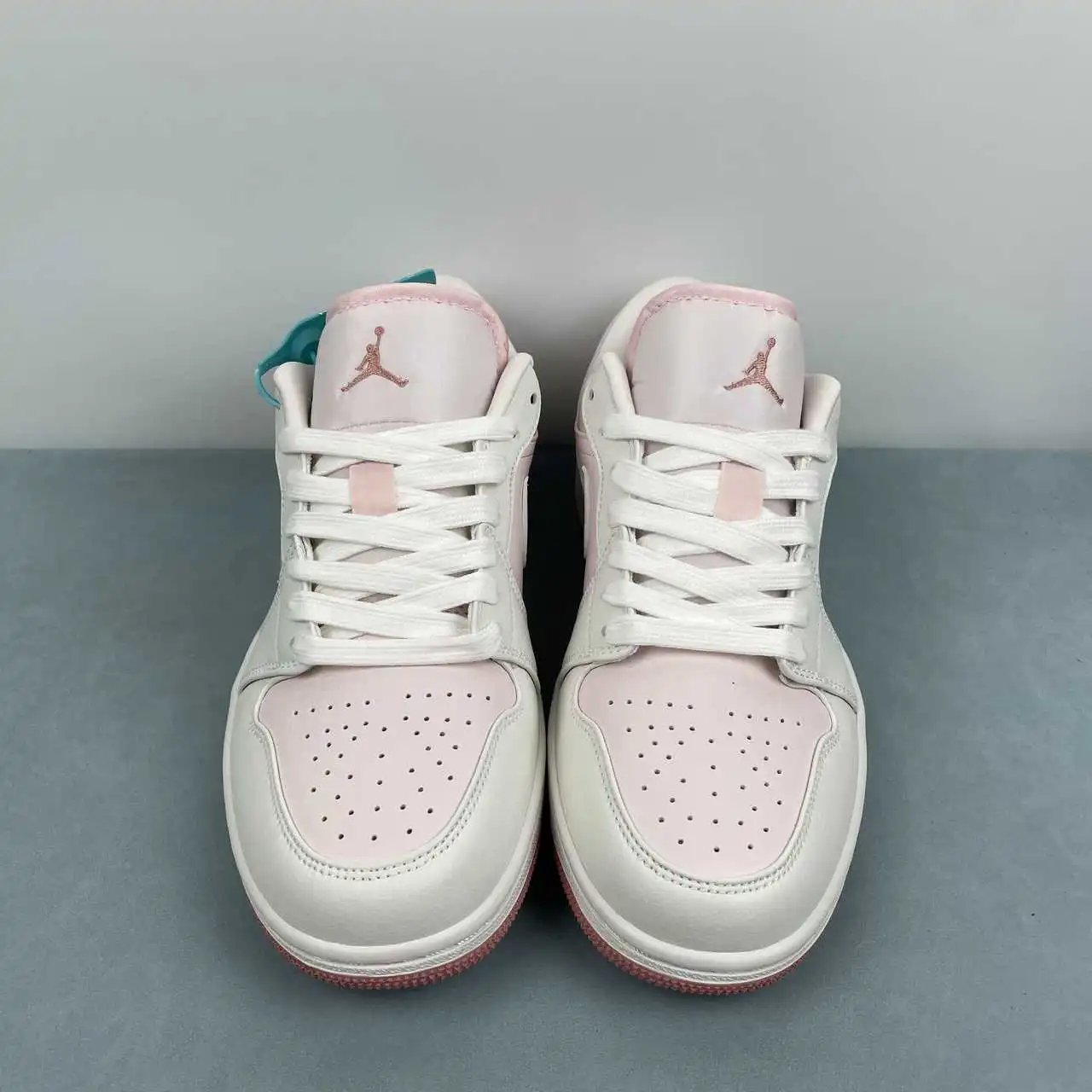 Air Jordan 1 Low IH0823-611 thumbnail 3