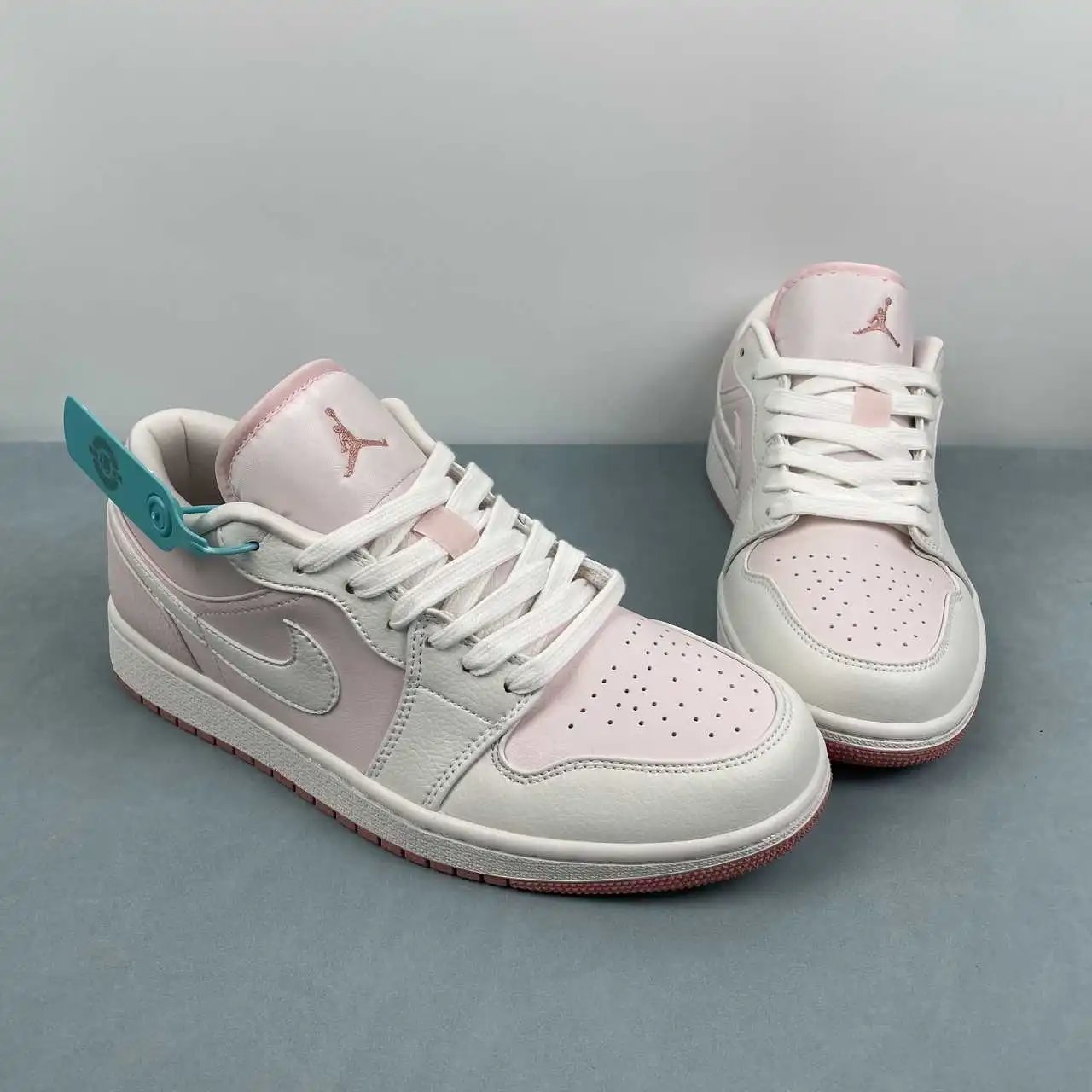 Air Jordan 1 Low IH0823-611 thumbnail 2