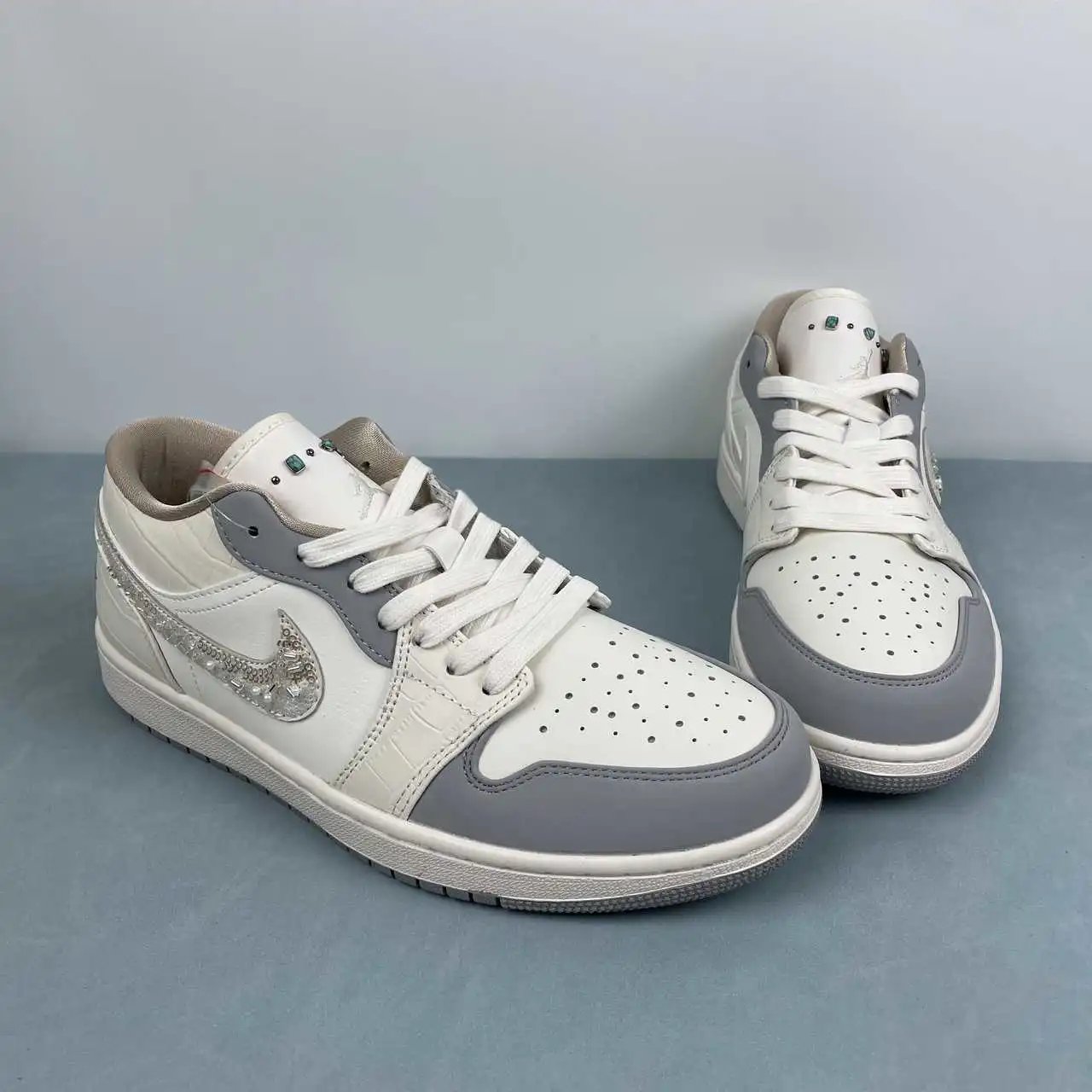 Air Jordan 1 Low IH7323-100 thumbnail 2