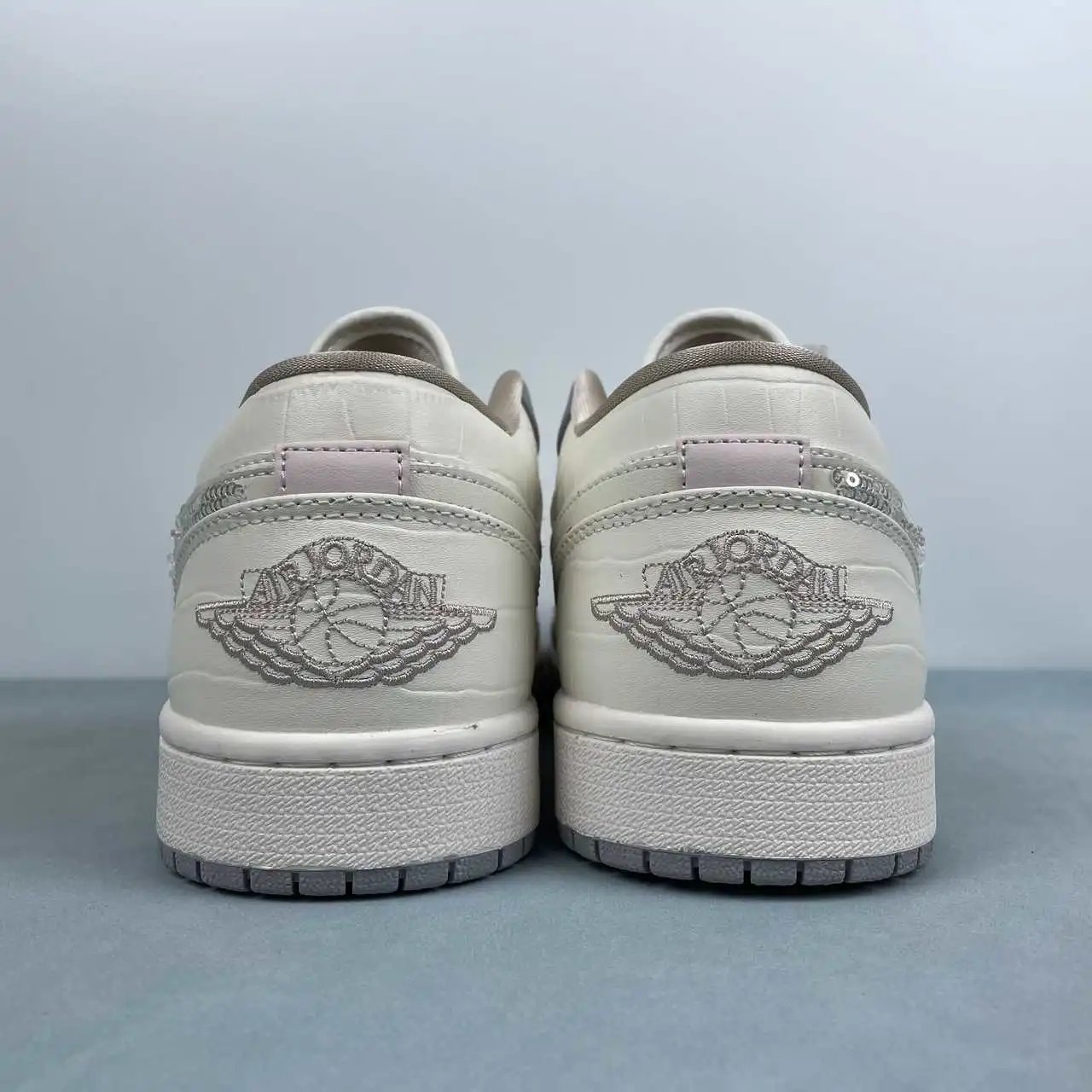 Air Jordan 1 Low IH7323-100 thumbnail 4
