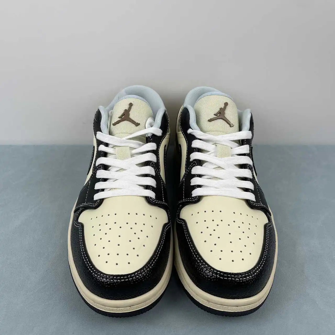 Air Jordan 1 Low HQ3437-101 thumbnail 3