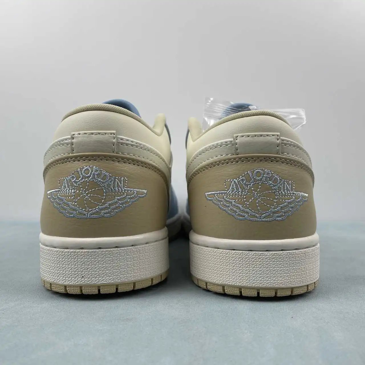 Air Jordan 1 Low HQ4186-111 thumbnail 4