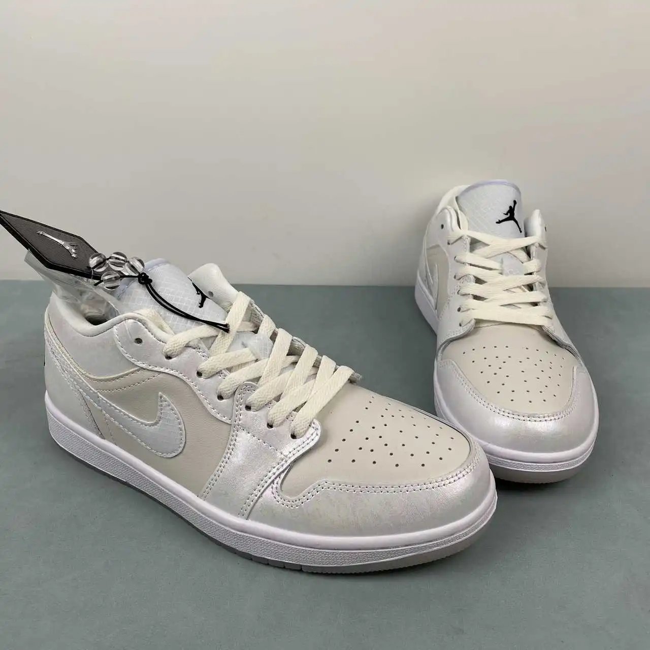 Air Jordan 1 Low HF4080-001 thumbnail 2