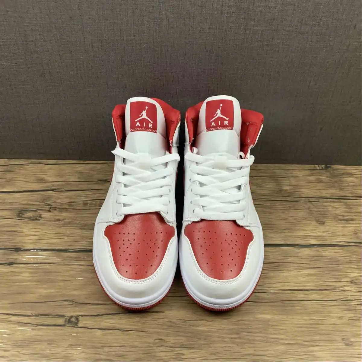 AJ1 Classic Chicago thumbnail 3