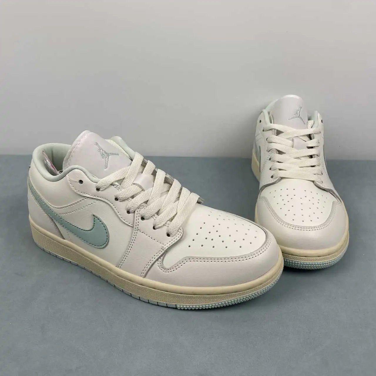 Air Jordan 1 Low DC0774-134 thumbnail 2